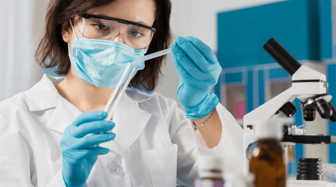 Especialista revisando radiografía con material de osteosíntesis