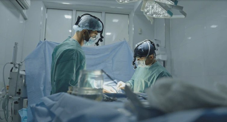 Equipo quirúrgico en procedimiento de mínima invasión
